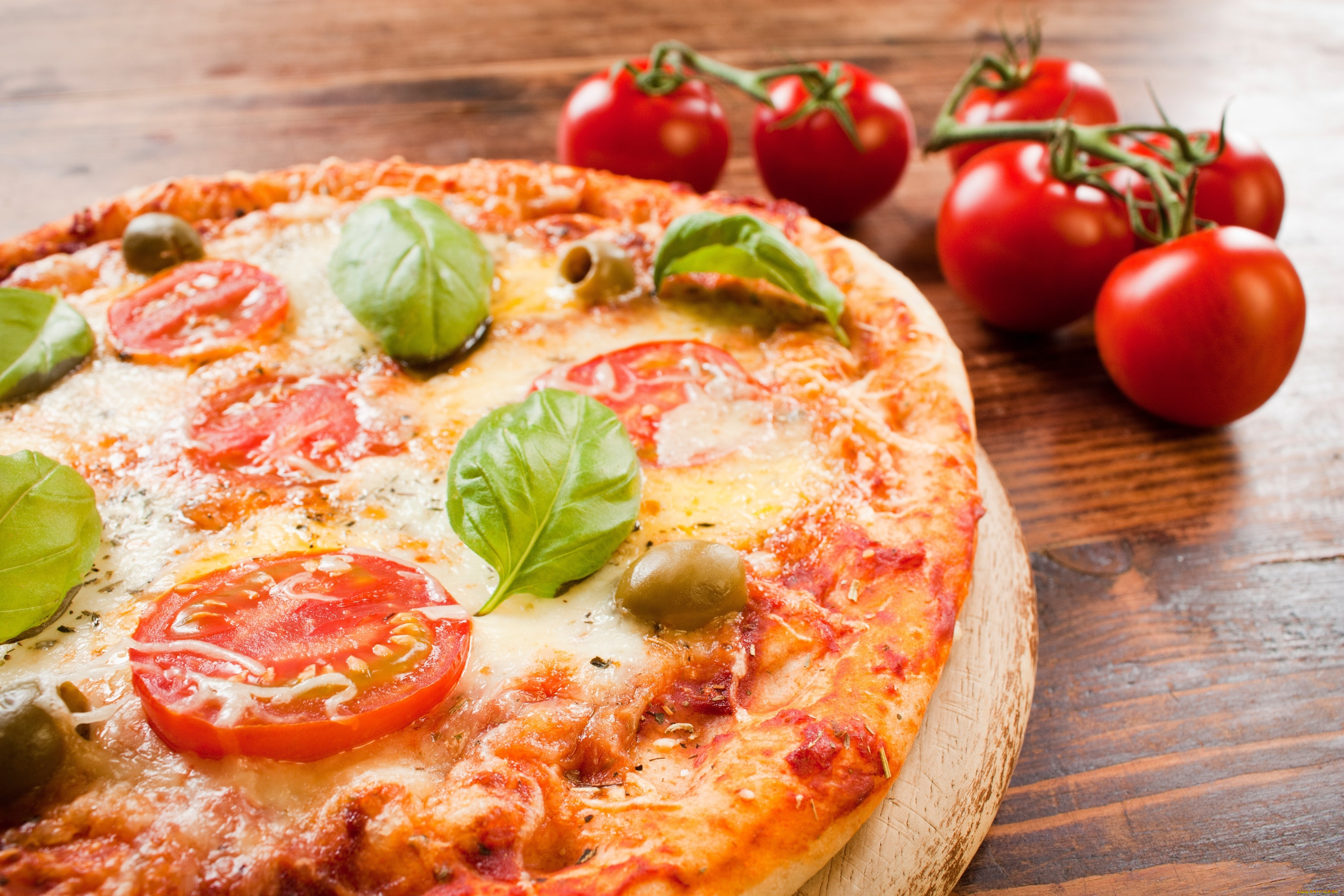 Пицца Маргарита томаты маслины сыр